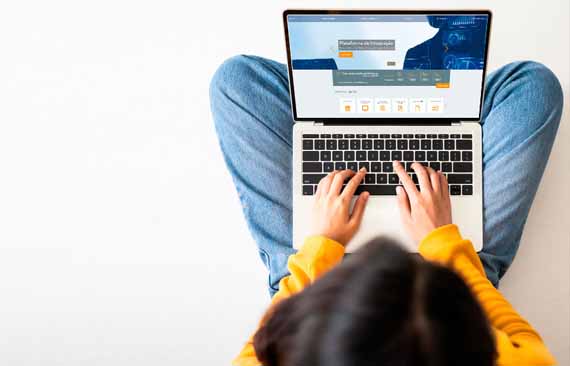 Mulher sentada com notebook no colo