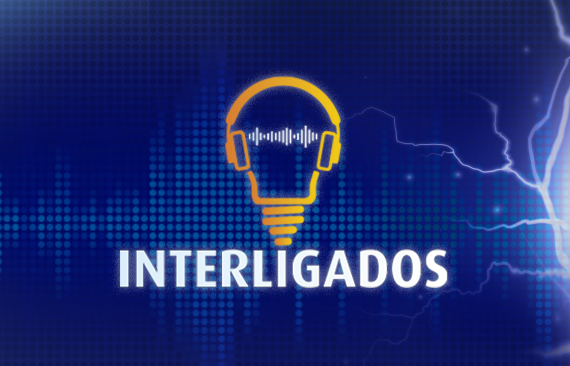 Montagem em fundo azul mostra o logo do podcast Interligados, composto por uma lâmpada e o nome do programa