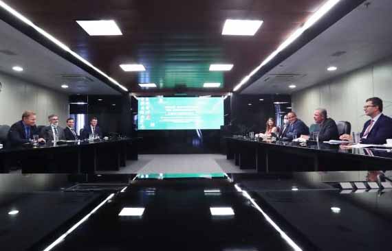 Sala de reunião com a presença de representantes do MME e da DEA