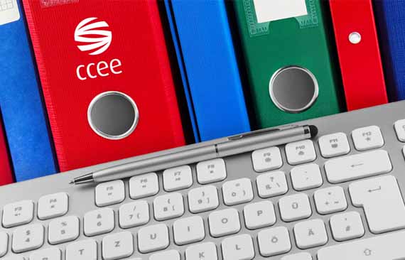 Imagem com teclado e pastas de documentos ao fundo, como