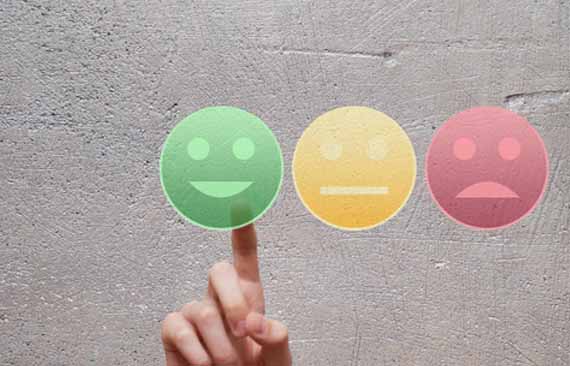 Três emojis sendo um feliz, neutro e triste com uma mão selecionando o feliz