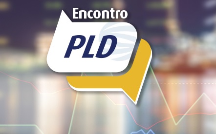 A montagem mostra um background com gráficos e números, sobrepostos pelo logo do Encontro do PLD. A marca é formada por balões de fala azuis e amarelos, com o nome do evento escrito ao centro.