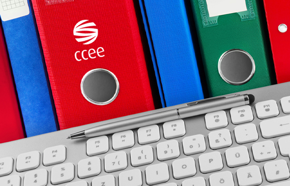 Representação de pastas para documentos com a logomarca da CCEE e um teclado na base com uma caneta sobre as teclas