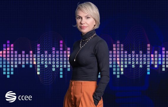 A imagem destaca a conselheira Roseane Santos. Ela é uma mulher branca e loira, que veste uma camiseta preta e calças laranjas.