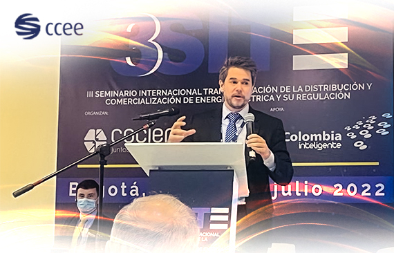 Marcelo Loureiro segurando o microfone em púlpito do evento