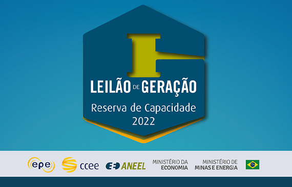 Imagem em fundo azul destaca o logo do leilão de reserva de capacidade, formado por um martelo de arremate