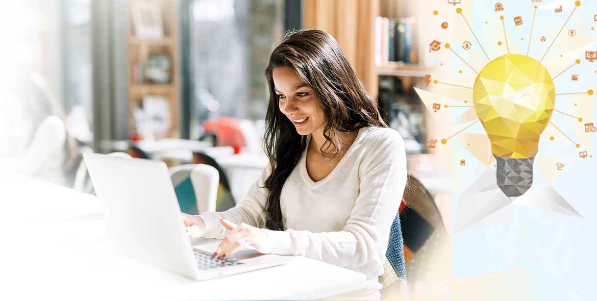 Mulher sentada em frente a um laptop digitando. Ao canto direito, lâmpada que é parte da logo do Portal de Aprendizado da CCEE