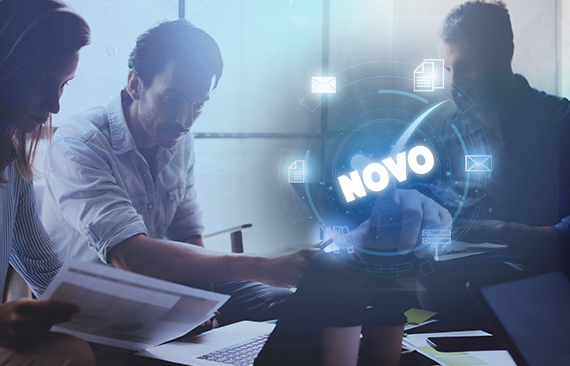A imagem mostra pessoas trabalhando em torno de um computador. Sobre elas, está a palavra