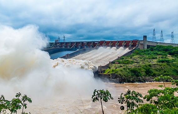 Foto de uma usina hidrelétrica com o vertedouro aberto