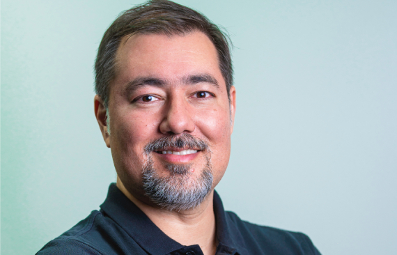 Foto de Tiago Hayashida. Ele é um homem oriental, de cabelos curtos e veste uma camiseta azul.
