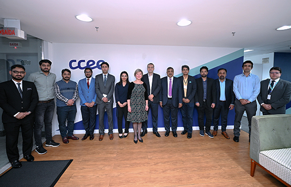 A imagem mostra representantes do Paquistão e da CCEE na sede da organização, em São Paulo