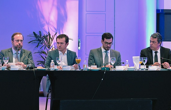 Quatro executivos sentados: Alexandre Silveira (MME), Efrain Cruz (MME), Thiago Barral (MME) e Alexandre Ramos (CCEE)