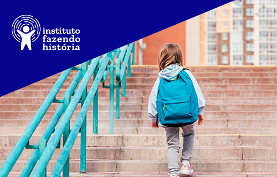 criança subindo escadas com mochila nas costas em direção à escola