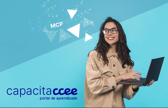 Mulher jovem e alegre com laptop em mãos e logo Capacita CCEE
