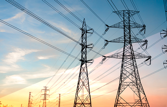 Imagens de torres de transmissão de energia ao pôr do sol
