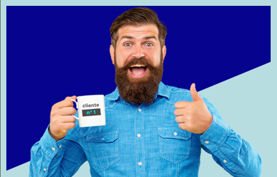 Homem sorrindo com xícara na mão