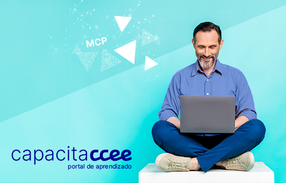 Homem estudando com computador no colo