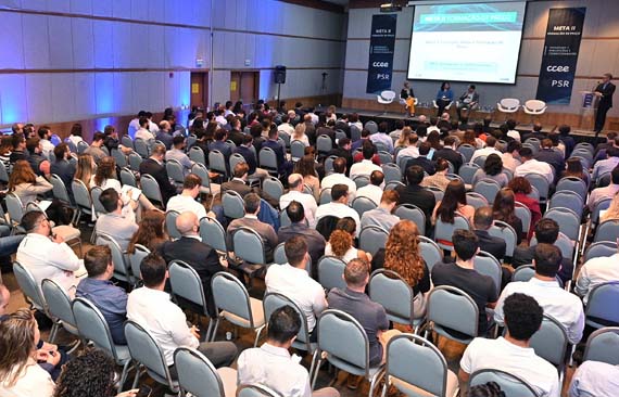 Pessoas sentadas num auditório
