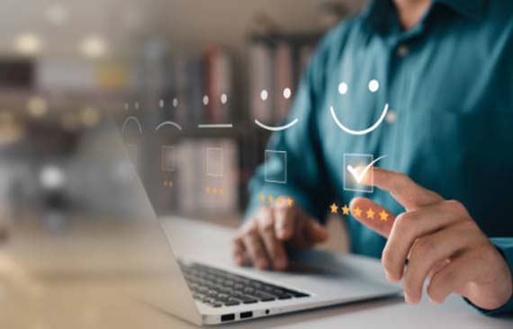 Mão masculina selecionando ícones numa projeção de computador