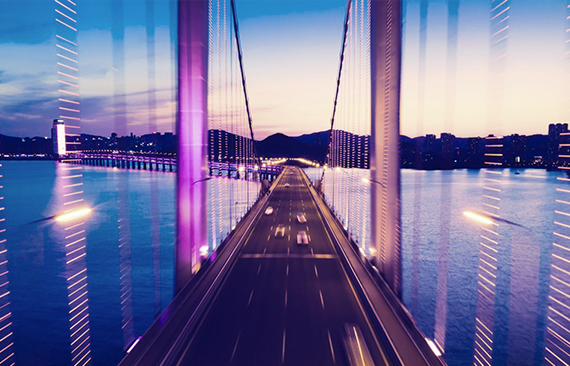 Imagem de carros atravessando uma ponte em alta velocidade