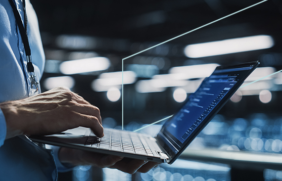 Imagem de um executivo com seu computador em mãos