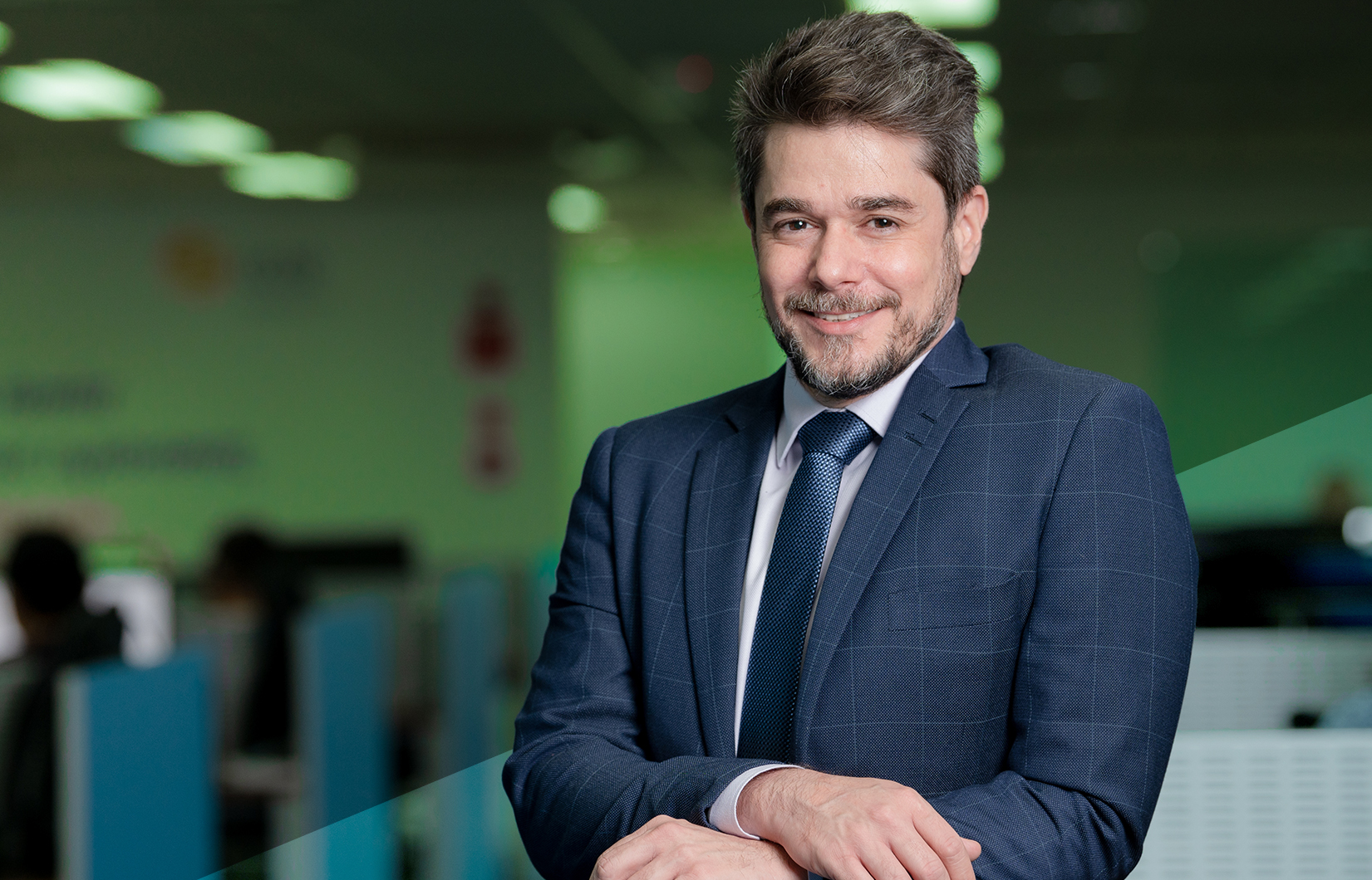 Retrato do conselheiro Marcelo Loureiro, da CCEE. Ele é um homem branco, de cabelos castanhos, e veste um terno azul.