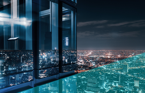 Foto de uma grande cidade pela perspectiva da janela de um prédio espelhado