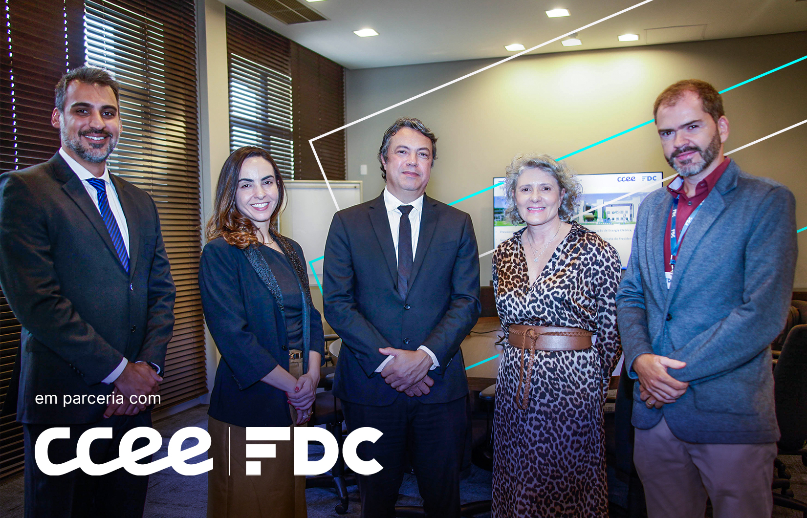 pessoas posando para foto com logo da CCEE e FDC abaixo