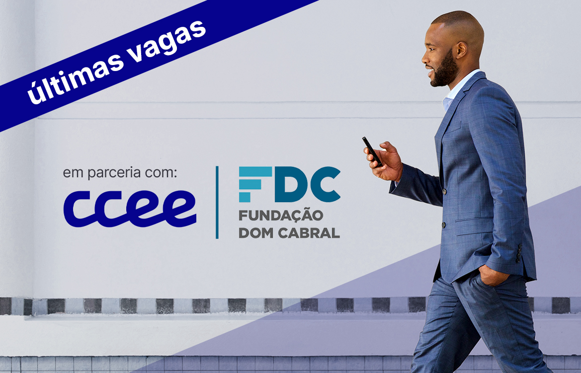 home com fone em frente a um notebook