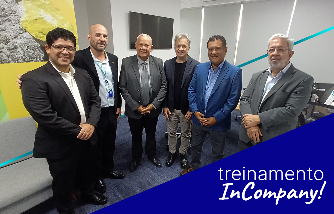 A imagem mostra seis homens, um ao lado do outro sorrindo.