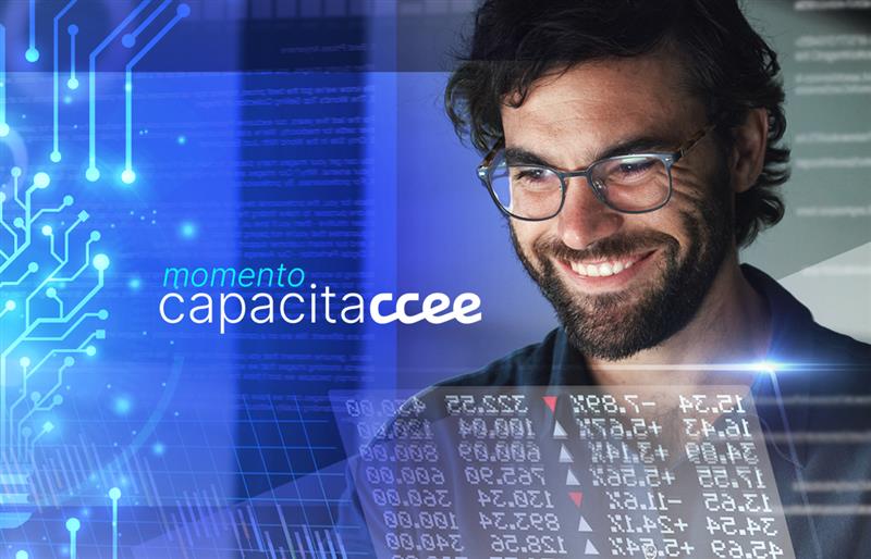 Homem sorrindo olhando para o computador