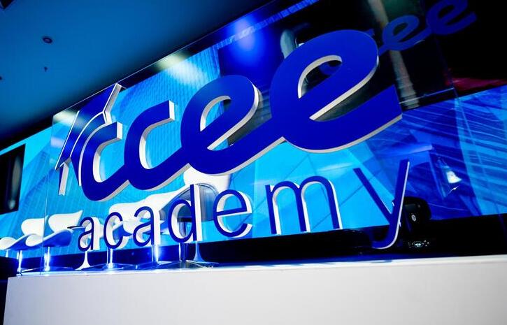 A imagem destaca a logomarca da CCEE Academy