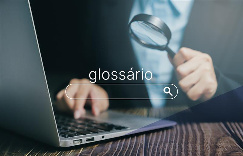 pessoa com lupa na mão