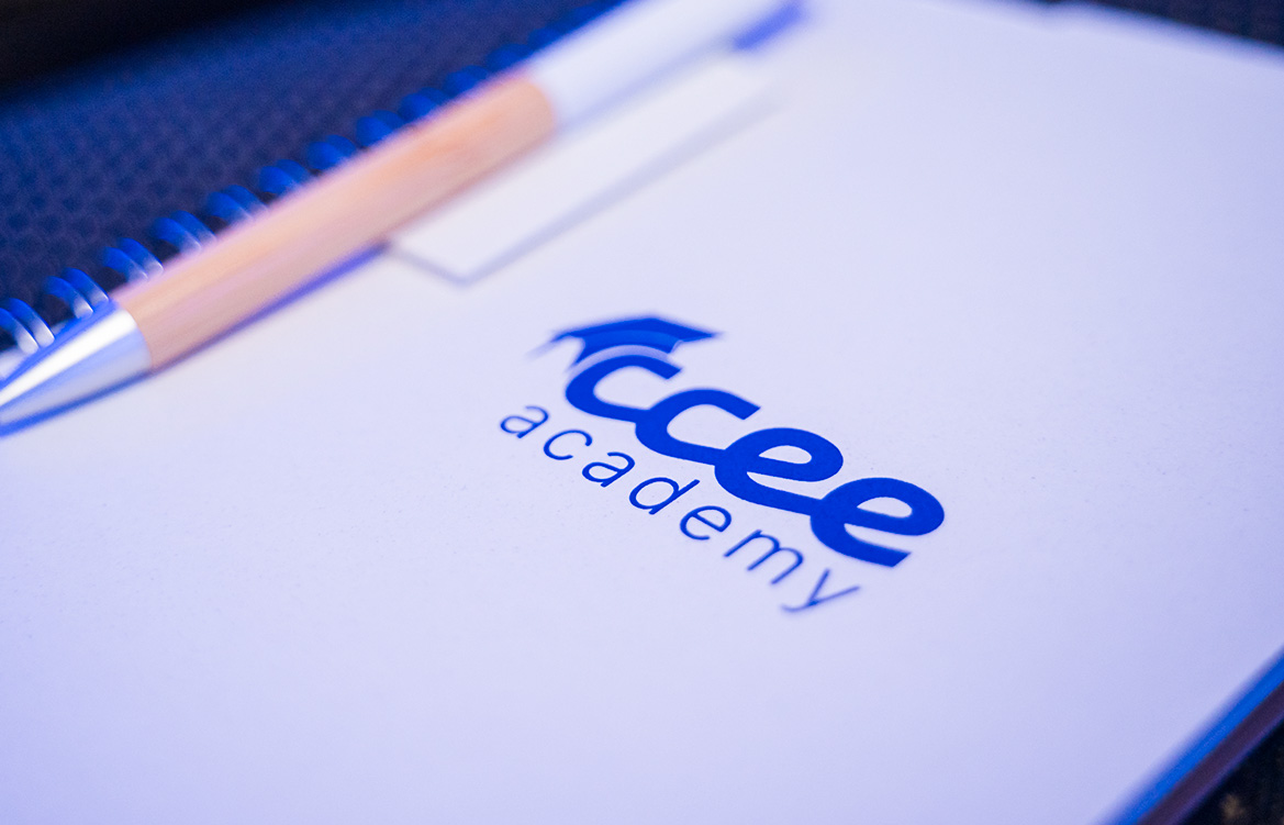 Imagem mostra um caderno com a logo do CCEE Academy