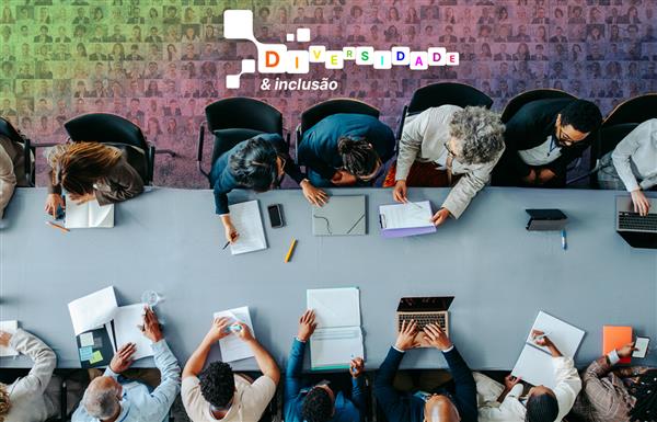 Imagem mostra dois grupos de pessoas, um de frente para o outro conversando 