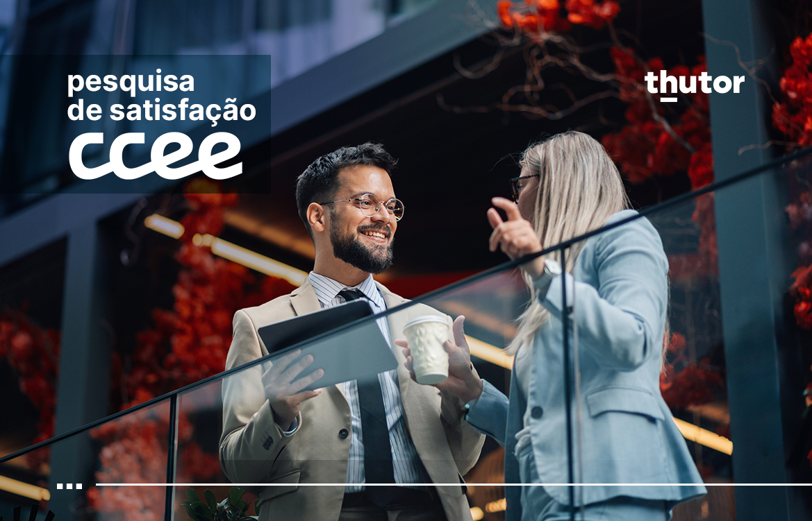 A imagem mostra uma mulher sorrindo, de camisa cinza. Ela aponta para as frases: 