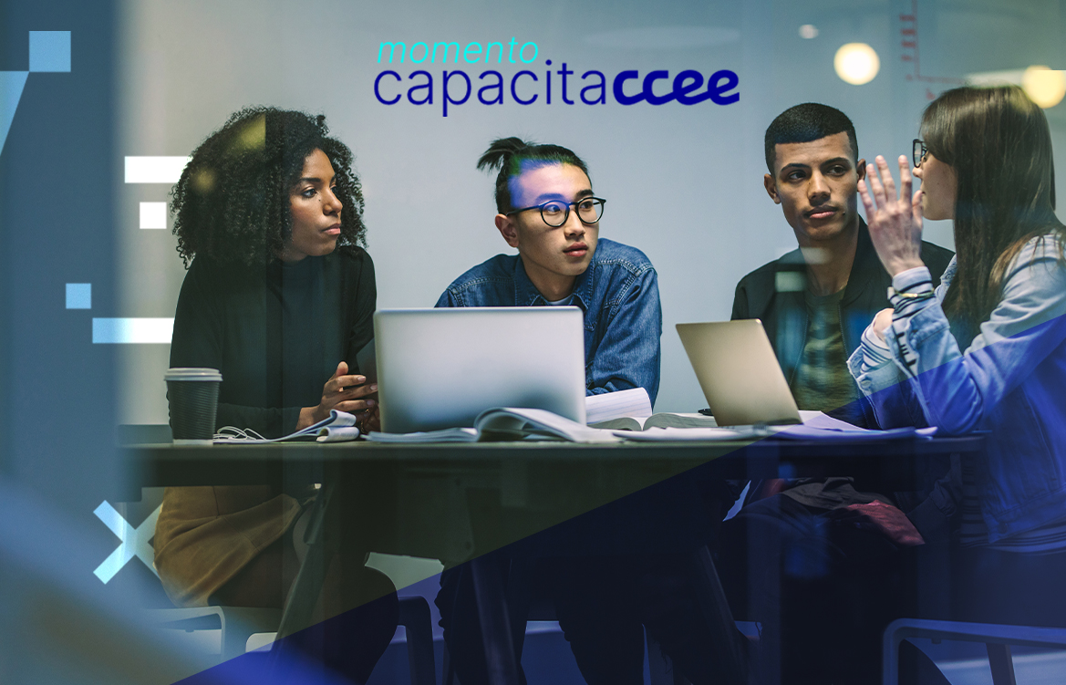 pessoas na frente de uma computador