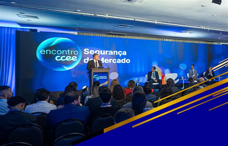 Imagem mostra o presidente do conselho de administração da CCEE Alexandre Ramos no palco do evento de Segurança de Mercado