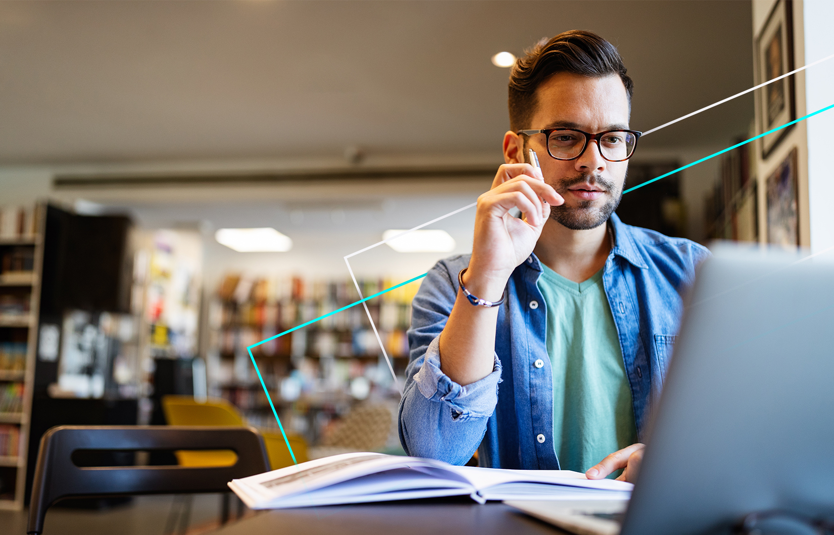 Imagem mostra um cara olhando para o notebook