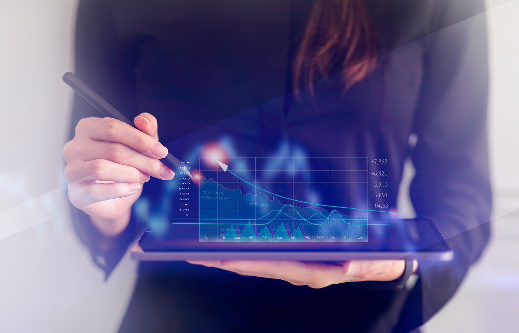 mulher segurando um tablet