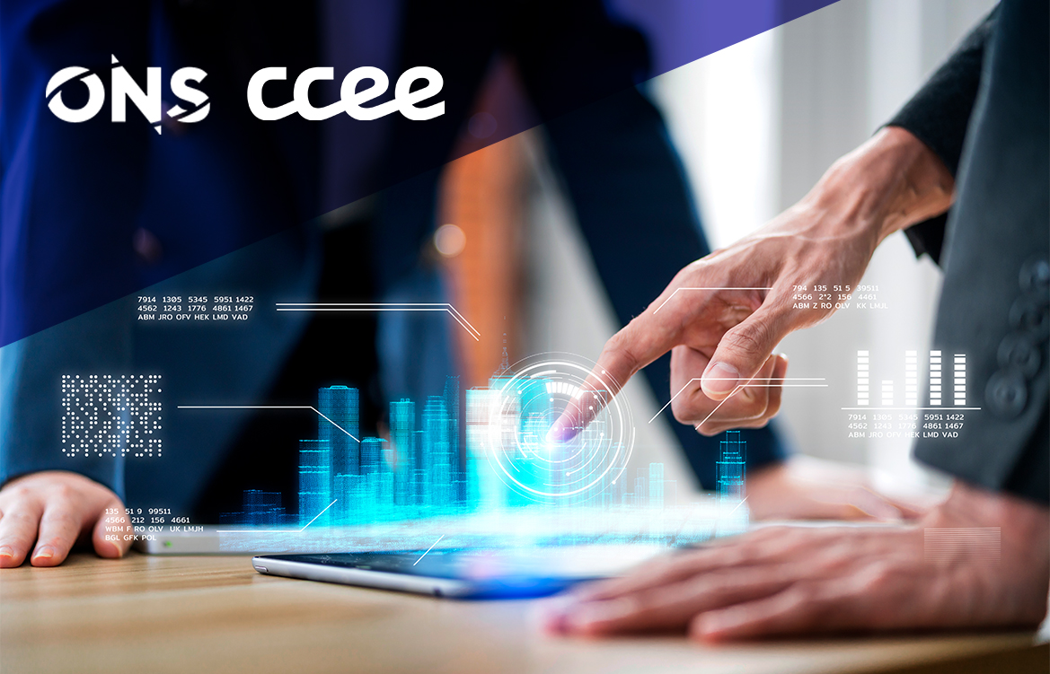 pessoa analisando material