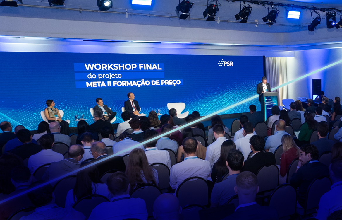 Palco do Workshop META II como visto da plateia, com destaque para o presidente do Conselho de Administração da CCEE, Alexandre Ramos, no púlpito