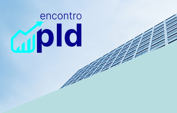 A imagem mostra um céu azul recortado na diagonal pelo canto de um prédio espelhado