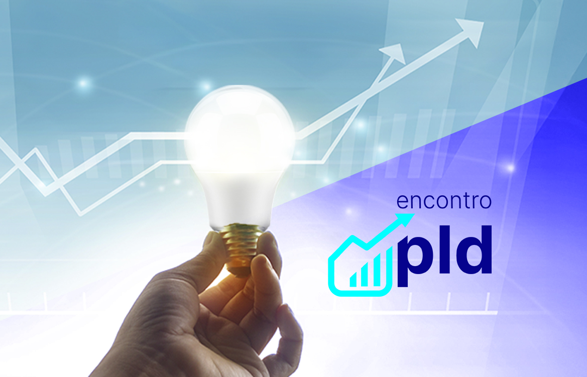 Imagem mostra uma pessoa segurando uma lâmpada