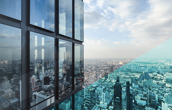 Imagem mostra uma visão panorâmica de cidade como vista através de uma janela