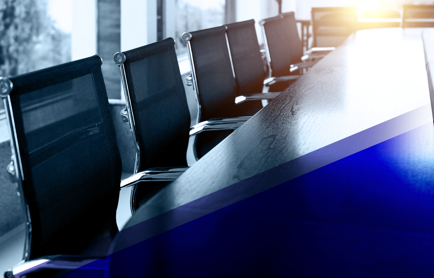 cadeiras vazias em sala de reunião