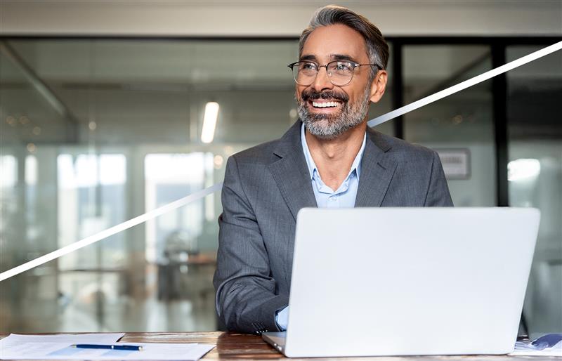 Homem sorrindo olhando para frente 