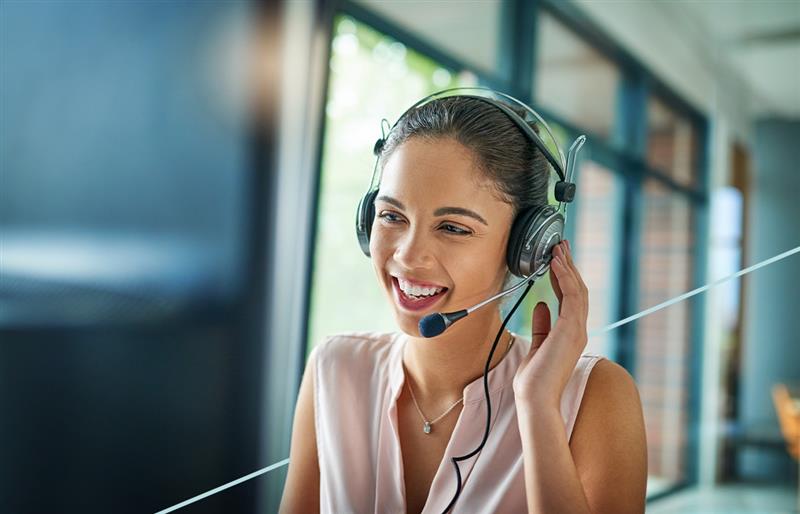mulher fazendo atendimento telefonico