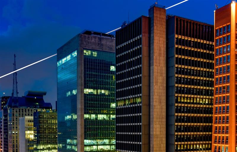 prédios iluminados a noite