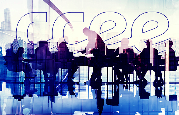 Composição entre o logo da CCEE e a imagem de uma sala de reuniões e sombras de executivos